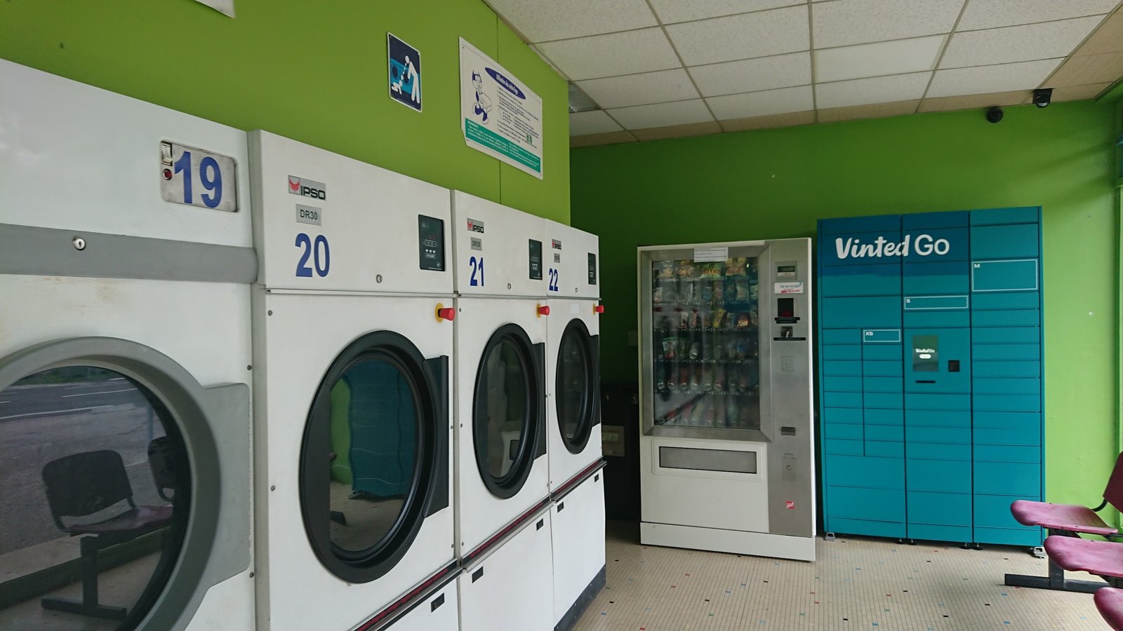 Intérieur lumineux de la Laverie du Burck avenue du Maréchal Juin : séchoirs, distributeur de boissons et casier Vinted Go