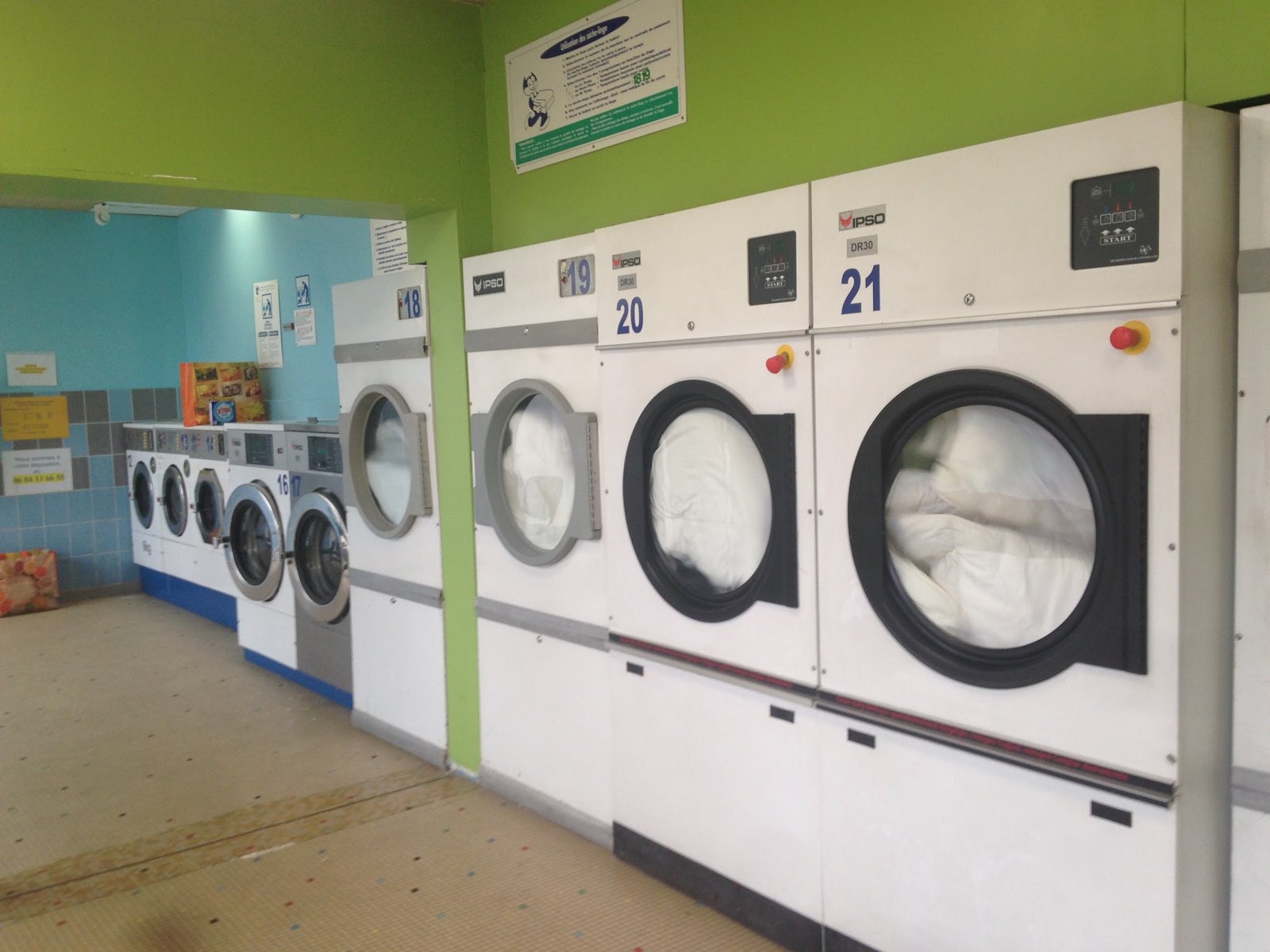 Séchoirs grande capacité IPSO pour couettes et linge de maison à la Laverie du Burck, laverie automatique entre Mérignac et Pessac